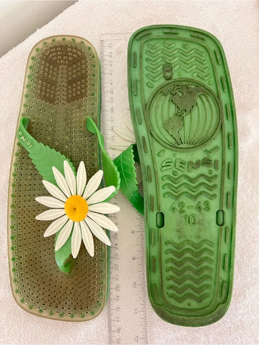1970’s Vintage Daisy Flip Flop Sandals